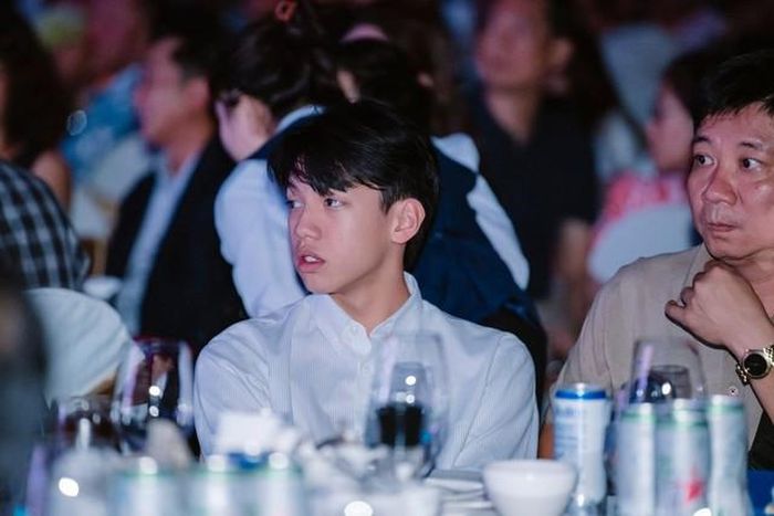 Subeo dự tiệc ở công ty của gia đình.