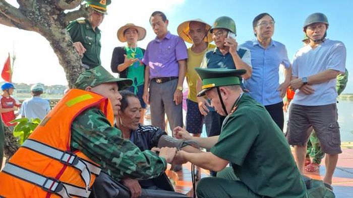 Quân y kiểm tra sức khỏe cho ông Nguyễn Tiến Châu. Ảnh: Ngọc Hòa.