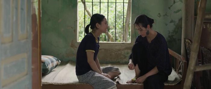 Thu Hà và Huyền Lizzie trong vai hai mẹ con phim "Căn nhà không mái che". Ảnh VTV
