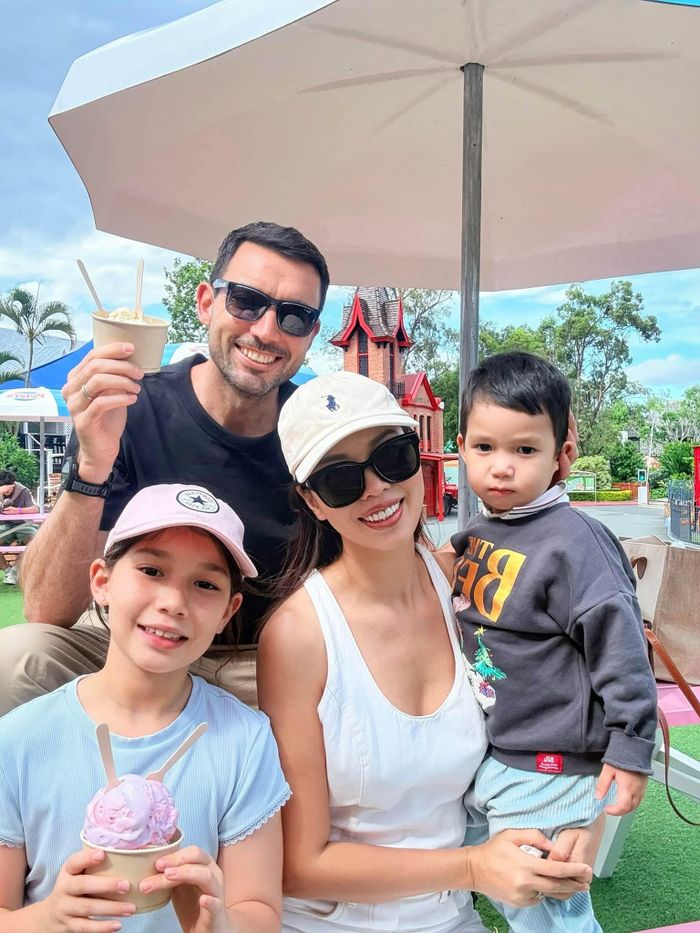 Hà Anh chia sẻ hình ảnh hai vợ chồng đưa hai con Myla, Luca tới vui chơi tại công viên DreamWorld tại Australia.