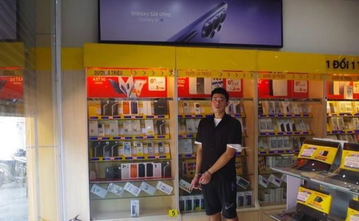 Vị trí đối tượng Lã Hoàng Sơn đập vỡ 02 tủ kính để lấy điện thoại - (ảnh Công an Thái Nguyên).