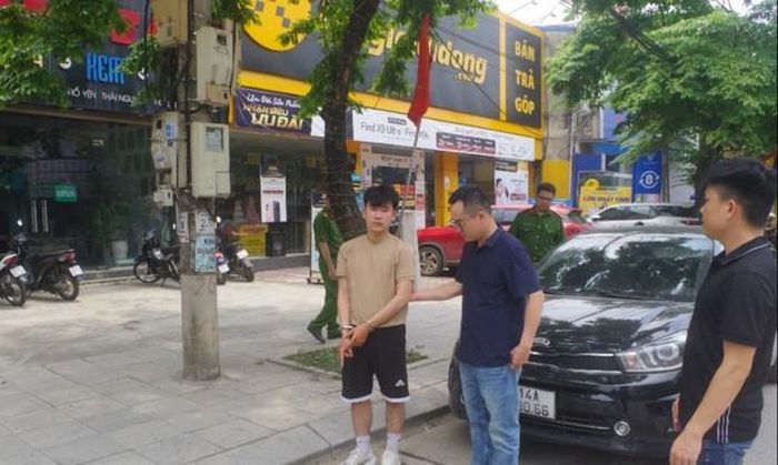 Đối tượng Phạm Trung Thành đứng đợi và cảnh giới cho Sơn tại hiện trường - (ảnh Công an Thái Nguyên).