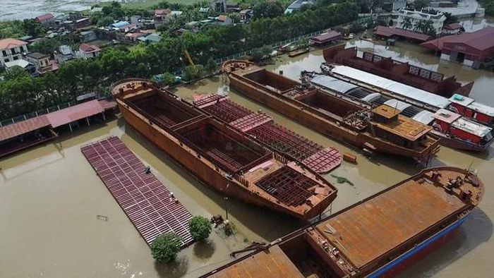 Xưởng đóng tàu thuyền Công ty TNHH Vũ Văn Cường ngăn dòng chảy sông Đáy - (ảnh Nhật Tân).