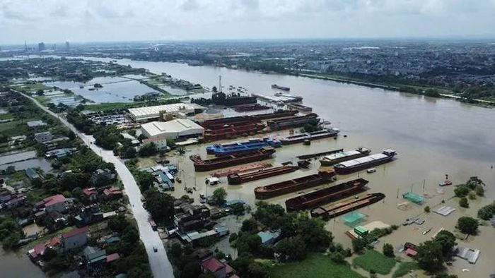 Hàng loạt xưởng đóng tàu thuyền ở ven sông Đáy xã Ý Yên ngăn dòng chảy trong mùa mưa bão - (ảnh Nhật Tân).