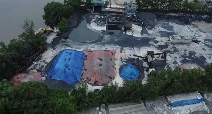 Bãi tập kết có chất màu đen kịt ngay ven sông Đáy thuộc địa bàn xã Ý Yên - (ảnh Nhật Tân).