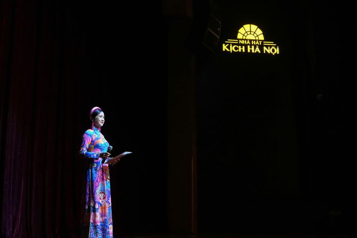 Ở những lần xuất hiện gần đây, NSND Thu Hà thường chọn trang phục thanh lịch, trang điểm vừa phải. Chị không quá cầu kỳ trong việc xây dựng hình ảnh.