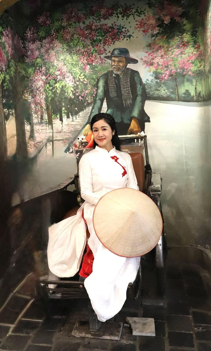 Với NSND Thu Hà, tuổi tác là điều tự nhiên. Chị không cố biến mình thành một người trẻ mà lựa chọn giữ sự khỏe khoắn, tinh thần thoải mái và vẻ ngoài phù hợp với lứa tuổi.