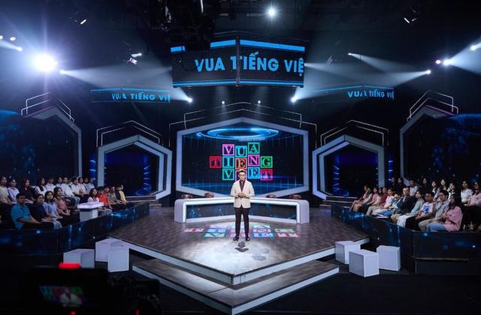 Tiếp nối NSND Xuân Bắc (MC 4 mùa đầu) và Sơn Lâm (mùa 5 - 6), Đức Bảo trở thành gương mặt mới của “Vua Tiếng Việt” mùa 7.
