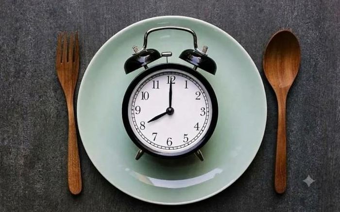 Nhịn ăn khô có thể khiến cơ thể mất nhiều nước gây choáng váng, mệt mỏi và mất tập trung. Ảnh minh họa AI.