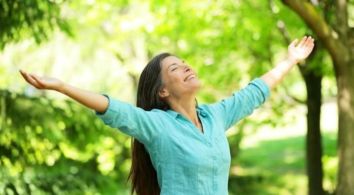 Dinh dưỡng đủ chất và luyện tập đều đặn giúp duy trì sức khỏe xương cho phụ nữ sau tuổi 50. Ảnh minh họa AI