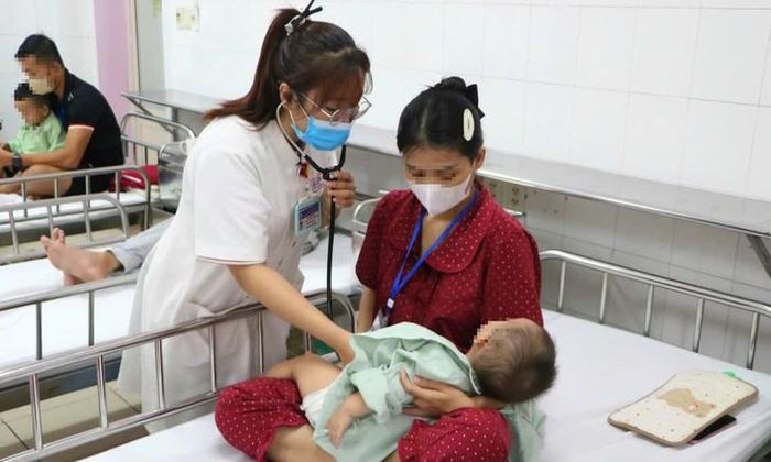 Bác sĩ thăm khám cho bệnh nhi tại Trung tâm Nhi. Ảnh: PV.