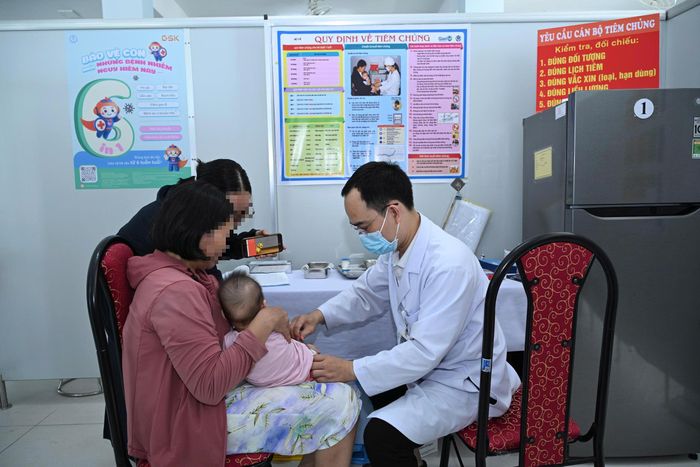 Người dân đưa trẻ đi tiêm phòng vaccine tại CDC TP Huế. Ảnh: PV.