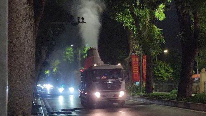 Hình ảnh chiếc xe xi téc đang phun sương dập bụi trên các tuyến phố nội đô trong đêm 13, rạng sáng 14/10. Ảnh: V.A.