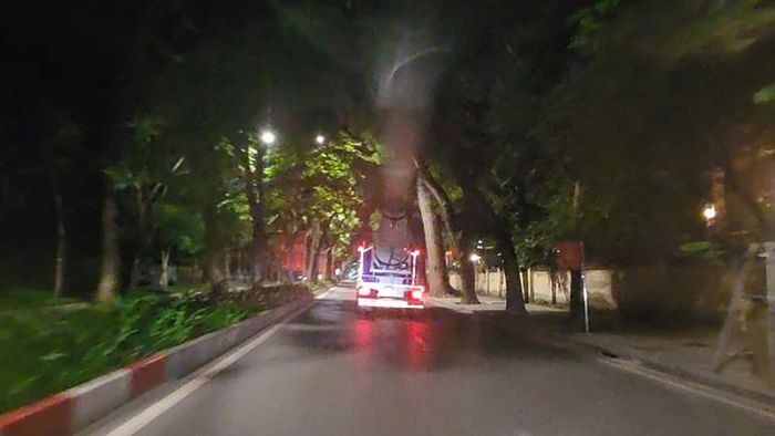 Việc phun sương góp phần hạn chế bụi phát tán tại khu vực xe hoạt động. Ảnh: V.A.