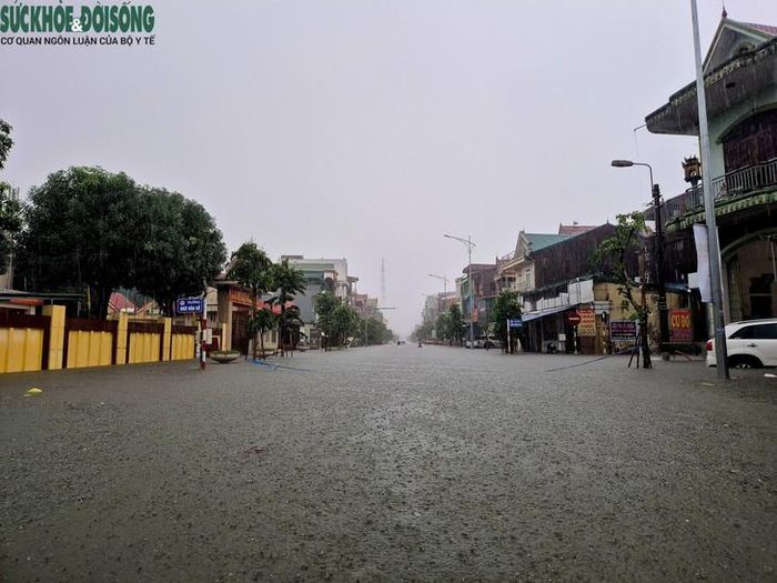 Thời gian qua, mỗi khi mưa lớn, nhiều khu vực đô thị ở Nghệ An xảy ra ngập úng, ảnh hưởng đến giao thông, sinh hoạt và đời sống người dân. ẢNH: V. Đồng