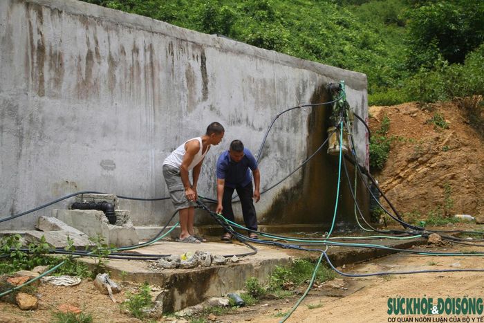 Hệ thống cấp nước xuống cấp, người dân phải tự kéo đường ống dẫn nước về nhà. Ảnh: Song Hoàng