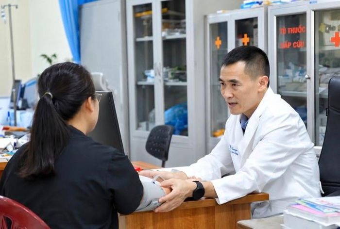 Bác sĩ Nguyễn Huy Hoàng thăm khám cho bệnh nhân. Ảnh: BSCC.