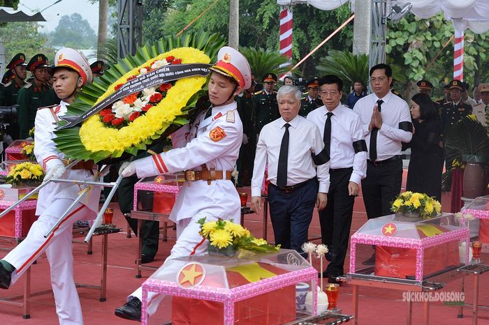 Lực lượng tiêu binh trang trọng đưa vòng hoa vào khu vực lễ viếng. Ảnh: Tuấn Anh
