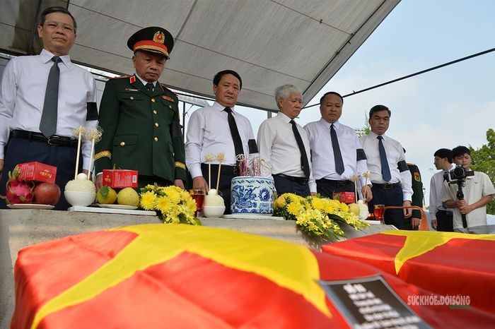 Các đại biểu thành kính tưởng niệm trước nghi thức an táng. Ảnh: Tuấn Anh