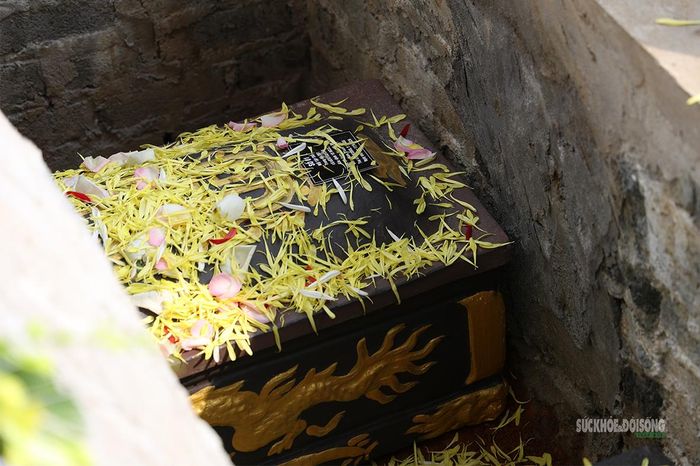 Những cánh hoa phủ kín nơi an nghỉ của liệt sĩ, khép lại lễ an táng đầy xúc động. Ảnh: Tuấn Anh