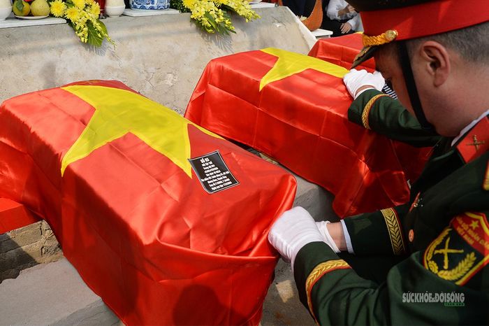 Chiến sĩ cẩn trọng thực hiện nghi thức an táng hài cốt liệt sĩ. Ảnh: Tuấn Anh