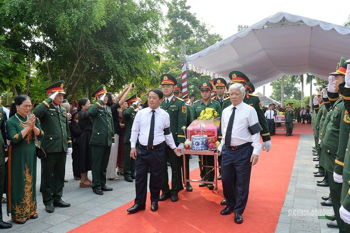 Các đại biểu cùng lực lượng quân đội tiễn đưa hài cốt liệt sĩ về khu an táng. Ảnh: Tuấn Anh