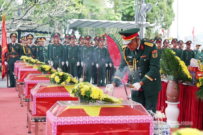 Nén hương tưởng nhớ các liệt sĩ trong không khí trang nghiêm, thành kính. Ảnh: Tuấn Anh