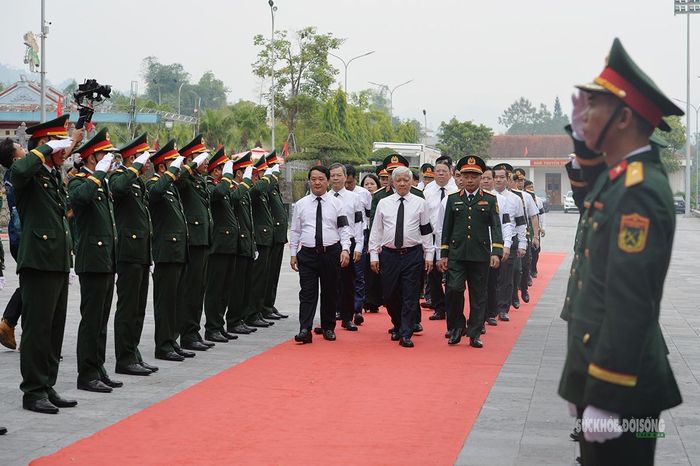 Các đại biểu đến dự lễ viếng, truy điệu và an táng 93 hài cốt liệt sĩ. Ảnh: Tuấn Anh