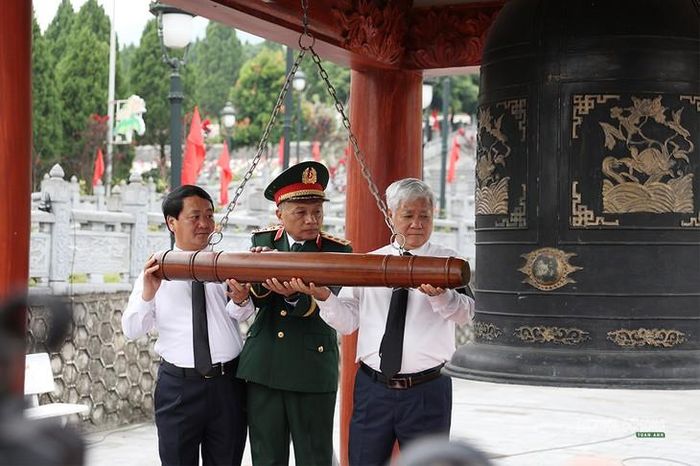 Nghi thức thỉnh chuông tưởng niệm các Anh hùng liệt sĩ. Ảnh: Tuấn Anh