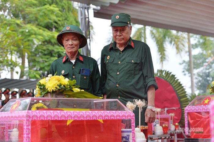 Cựu chiến binh Phạm Văn Thành (bên trái) cùng đồng đội. Ảnh: Tuấn Anh