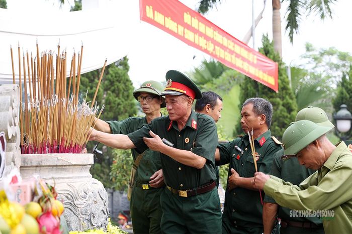 Những cựu chiến binh thành kính thắp hương tưởng nhớ đồng đội. Ảnh: Tuấn Anh