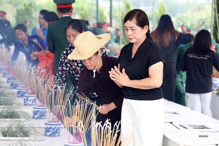 Người dân dâng hương tưởng nhớ những người đã ngã xuống. Ảnh: Tuấn Anh