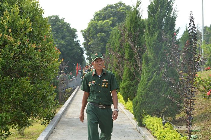 Người cựu chiến binh lặng lẽ bước giữa Nghĩa trang Liệt sĩ Quốc gia Vị Xuyên sau lễ truy điệu, an táng 93 hài cốt liệt sĩ. Ảnh: Tuấn Anh