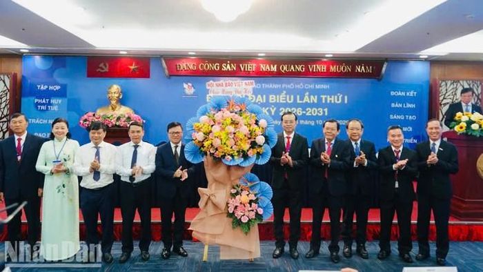 Hội Nhà báo Việt Nam tặng hoa chúc mừng Đại hội. (Ảnh: Báo Nhân dân)