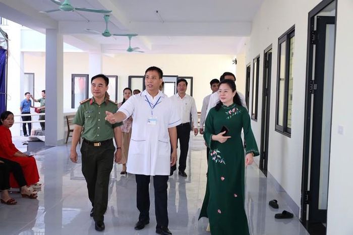 Các đại biểu tham quan cơ sở vật chất Trạm Y tế xã Anh Sơn. Ảnh: PV.
