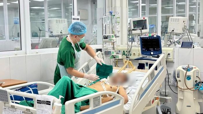 Bệnh nhân đang được điều trị tích cực tại Bệnh viện Bệnh Nhiệt đới Trung ương. Ảnh: BVCC