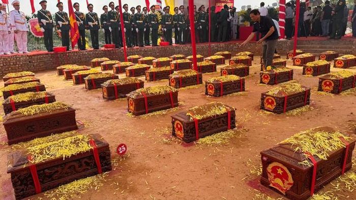 Lê an táng 56 hài cốt tử nạn tại Mả Chìa trong cuộc kháng chiến chống thực dân Pháp được thành phố Hải Phòng tổ chức trang trọng. Ảnh: TS