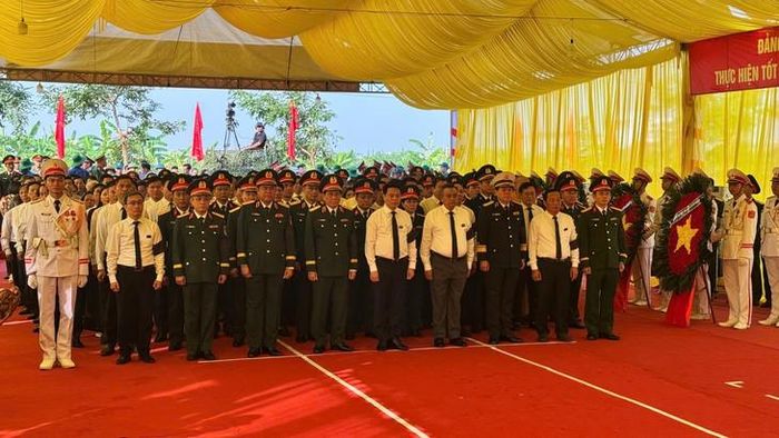 Các đại biểu thành kính dâng hương, tưởng niệm trước anh linh các Anh hùng liệt sĩ và hương hồn đồng bào tử nạn tại Mả Chìa, Vĩnh Bảo. Ảnh: Tiến Sinh