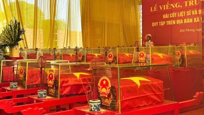 Xúc động lễ viếng, truy điệu các Anh hùng liệt sĩ. Ảnh: Tiến Sinh