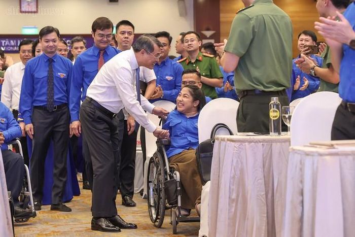 Thủ tướng Lê Minh Hưng động viên một đại biểu thanh niên vượt khó vươn lên tham dự Chương trình đối thoại. Ảnh: chinhphu.vn/Nhật Bắc