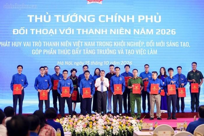 Thủ tướng Chính phủ tặng quà động viên 20 thanh niên tiêu biểu, đại diện cho nhiều lĩnh vực, phong trào của tuổi trẻ cả nước. Ảnh: chinhphu.vn/Nhật Bắc