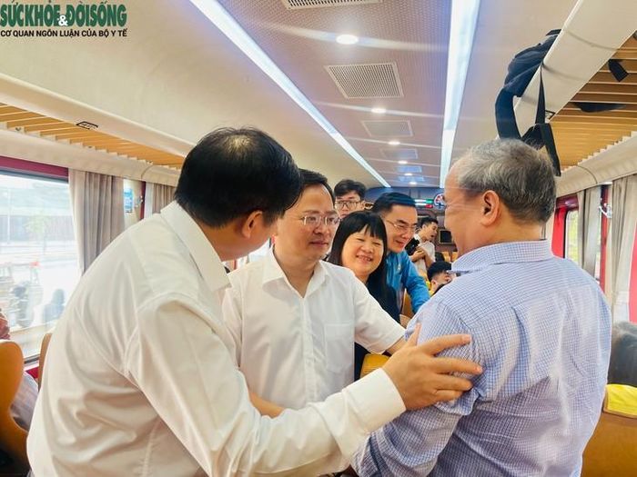 Chủ tịch Tổng Liên đoàn Lao động Việt Nam và Giám đốc BV Bạch Mai thăm hỏi các y bác sĩ trên chuyến tàu PL1. Ảnh: Đức Sơn