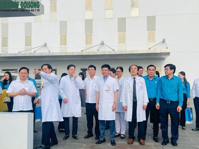 Lãnh đạo Bệnh viện Bạch Mai dẫn đoàn công tác đi thăm quan Bệnh viện Bạch Mai cơ sở Ninh Bình. Ảnh: Đức Sơn