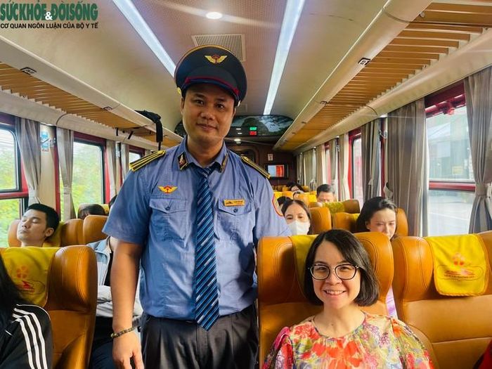 Trưởng tàu Nguyễn Viết Huy thân thiện với những hành khách đặc biệt. Ảnh: Đức Sơn