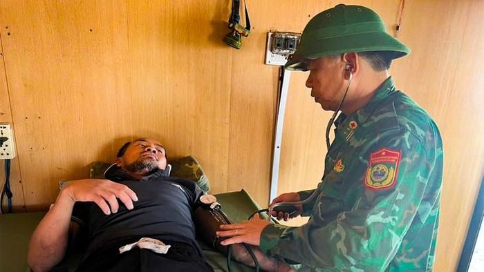 Quân y thăm khám cho các thuyền viên gặp nạn. Ảnh: Anh Quân.