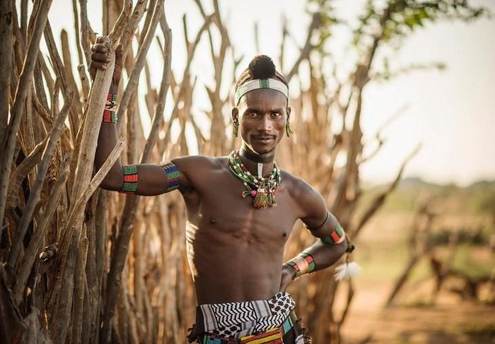 Người Hadza duy trì lối sống săn bắt linh dương, nhím, chim, cá kết hợp hái củ quả. Ảnh: Kilidove Tours