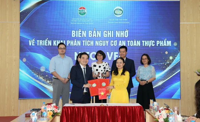 Đại diện Cục An toàn thực phẩm và Viện Kiểm nghiệm an toàn vệ sinh thực phẩm quốc gia ký kết Biên bản ghi nhớ về triển khai phân tích nguy cơ an toàn thực phẩm. Ảnh: Trần Minh