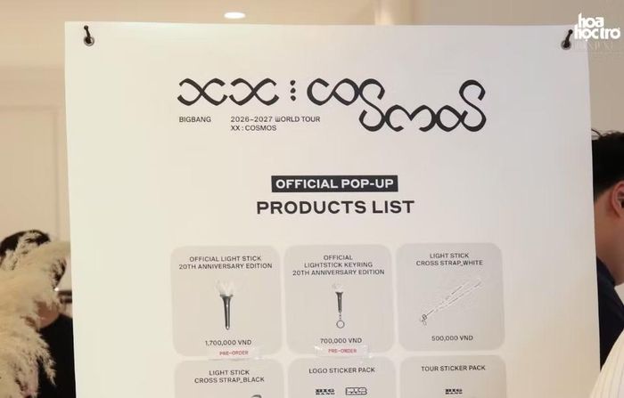 Lightstick nằm trong danh mục “pre-order” (hàng đặt trước) tại cửa hàng. (Ảnh: Hà Trang)
