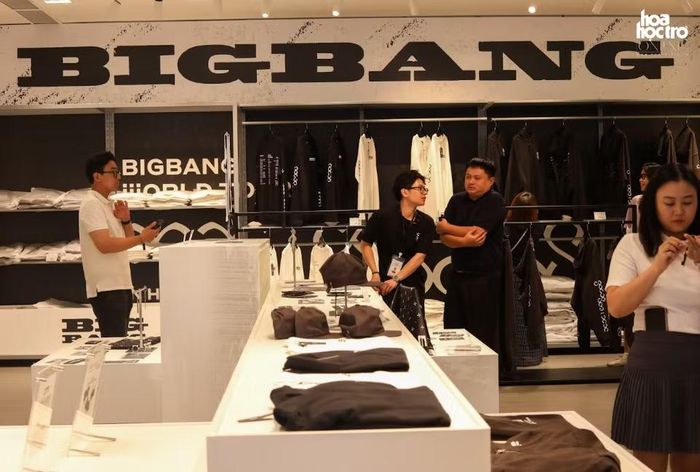 Khách đến pop-up BIGBANG thưa hơn hẳn so với buổi sáng.