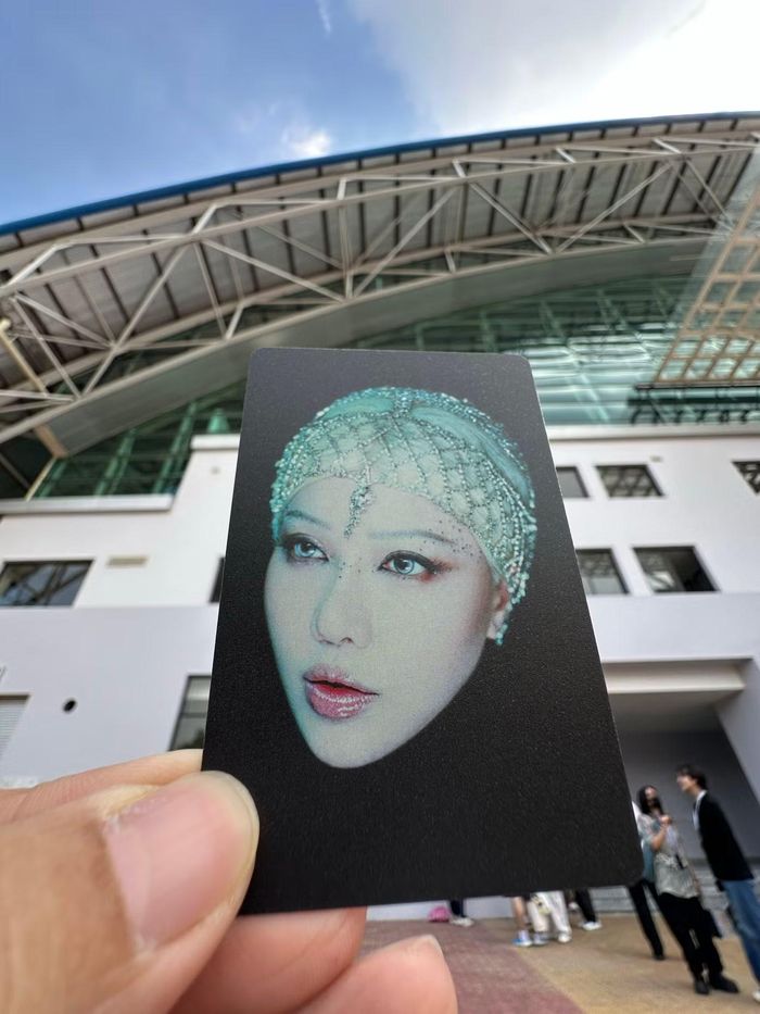Một trong photocard độc lạ của nữ ca sĩ được Phân Khối Nhỏ bật mí. Nguồn: @doe.tie.thin